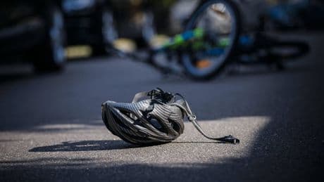 Dresden-Johannstadt: Autofahrerin erfasst Radfahrerin mit Kind