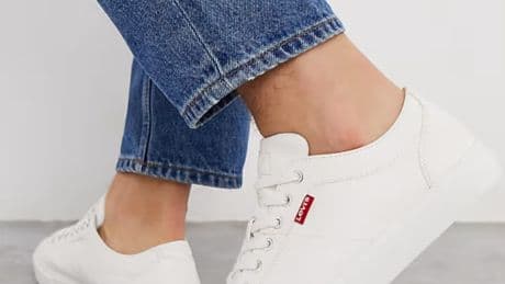 Las zapatillas Levi's perfectas para pies anchos que no cuestan ni 40 euros