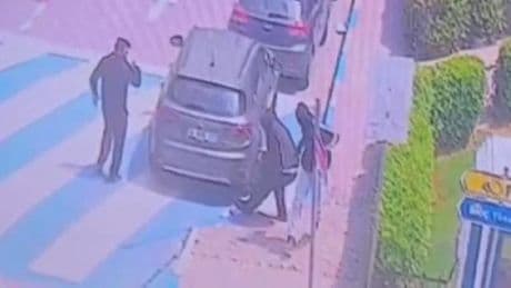 İstanbul'da bankadan çıkan iş insanına büyük şok! Elindeki para dolu çantayı alıp kaçtılar