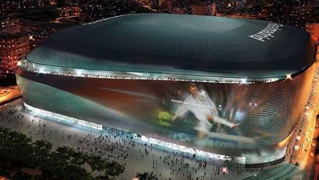 La volea de Zidane sobre la piel del Bernabéu, cada vez más cerca: empiezan los trabajos de proyecciones sobre la fachada