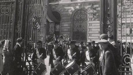 Le 14 juillet 1945, Versailles, la ville du Roi-Soleil, gagnée par la liesse républicaine