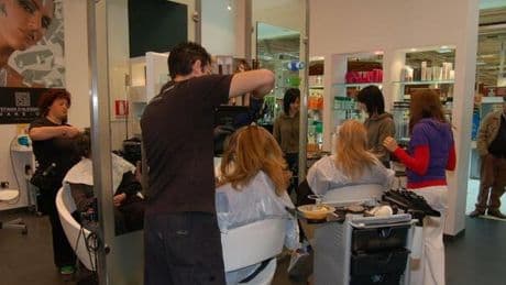 Riforma dei parrucchieri, ecco cosa cambia: un esame di abilitazione e multe fino a 50 mila euro