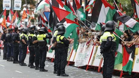 Más Madrid reaviva la guerra de banderas con Almeida y planta la de Palestina: &quot;Sí, es un genocidio&quot;