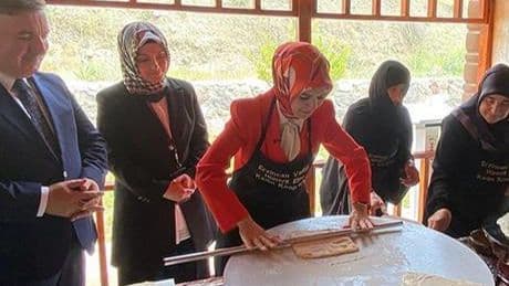 Bakan Göktaş, kadın kooperatifi açılışında oklavayla hamur açtı