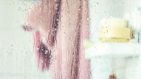 Dusche reinigen: Ein Hausmittel entfernt Kalk ganz einfach