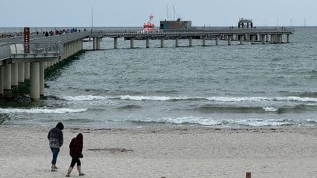 Ist es der verschollene Eismann? - Leiche am Strand der Ostsee angespült