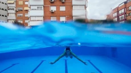 El dilema de la piscina desvela a las comunidades: ¿compensa el gasto que conlleva la revalorización posterior del piso?