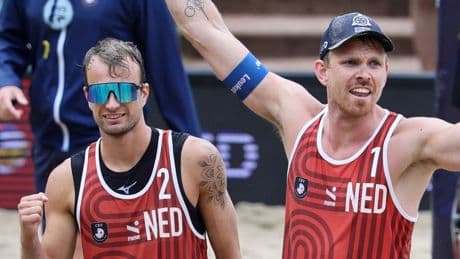 Boermans/De Groot via spannende driesetter naar halve finales EK beachvolleybal