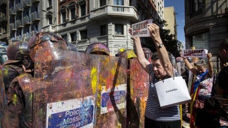 Negada la amnistía a independentistas que agredieron a defensores de policías del 1-O