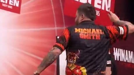 Michael Smith vernielt dartbord na overwinning en gaat vervolgens door het stof: ’Ik had mijn vrouw en kinderen huilend aan de telefoon’