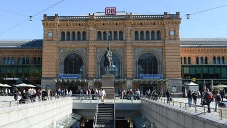 Störung behindert Feiertagsverkehr - Stillstand am Hauptbahnhof Hannover