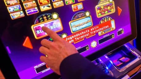 Glücksspiel: Weniger Spielhallen und mehr illegales Glücksspiel im Netz