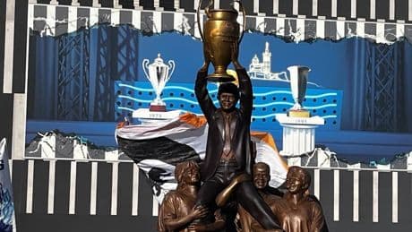 OM: les images de la statue de Bernard Tapie, inaugurée devant le stade Vélodrome