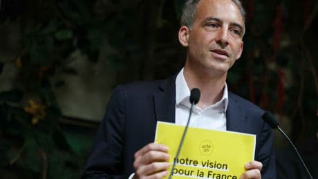 Guerre en Ukraine : Raphaël Glucksmann critique le coup de fil de Macron à Poutine