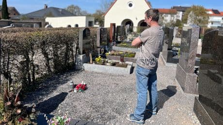 Du kommst zum Friedhof und dann das - Wer hat Schwiegermutters       Grab geklaut?
