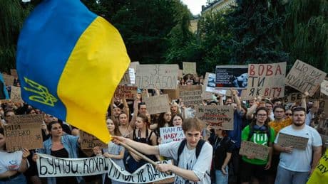 Dietrofront di Zelensky sulla corruzione