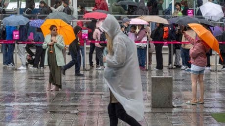 UK weather: Threat of thunderstorms to mark official start of summer as temperatures rise