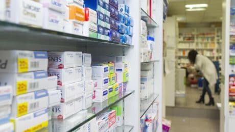 Sanidad ordena una retirada inmediata de desinfectantes y tiritas y pide que no se usen: estas son las marcas afectadas