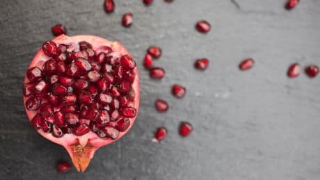 Granatapfelkerne richtig lösen: So entkernen Sie ohne Spritzer