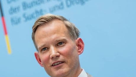 Drogenbeauftragter der Bundesregierung: Hendrik Streeck fordert Altersüberprüfung für Social Media