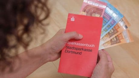 Sparbuch bleibt beliebt: Warum Deutsche nicht darauf verzichten wollen