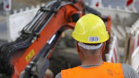 Cade dal cestello di una gru e muore: gravissimo incidente sul lavoro a Torino