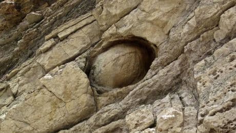 Exploran una formación geológica en China y encuentran piedras que 'ponen huevos'