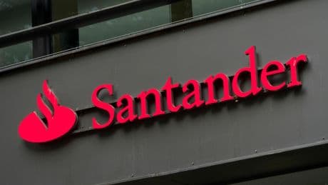 Santander acuerda comprar TSB al Banco Sabadell por más de 3.000 millones de euros