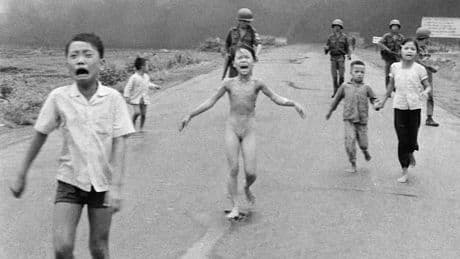 El World Press Photo suspende la autoría de la foto de la niña bajo las bombas de napalm, la más famosa de la guerra de Vietnam