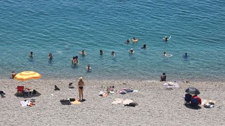 Antalya'daki tatilciler, sıcaklığı 31 dereceyi bulan denizde serinlemeye çalıştı