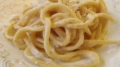 Pasta cacio e pepe, la ricetta della Bbc scandalizza l'Italia