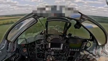 Tiefflug-Angriff mit MiG-29 - Cockpit-Sicht zeigt Meisterleistung