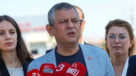 Özgür Özel, İpek Elif Atayman'ı ziyaret etti: Savcı iftira atmasını istedi, kabul etmeyince küçücük kafeste, elinde kelepçe, 8 saat yolculukla sevk edildi!