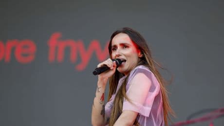 La cantante Zahara responde a las críticas por participar en festivales financiados por el KKR: "Supone asumir consecuencias económicas"
