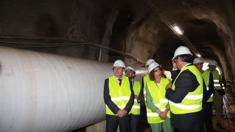 Inaugurado con polémica el túnel de la cabecera del Huesna en Constantina: con María Jesús Montero y sin el alcalde