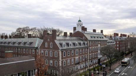 Harvard, vittoria contro Trump: può ospitare studenti stranieri