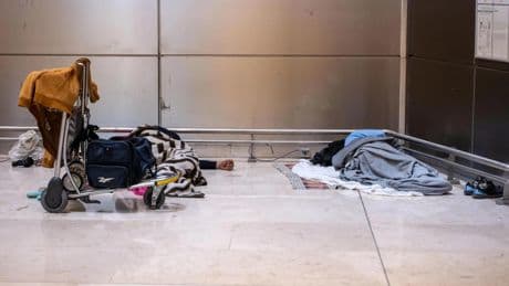 Si no pueden dormir en el aeropuerto, que duerman en las bibliotecas