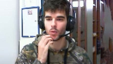 Leonardo Di Loreto morto davanti al pc con la maschera antigas, ipotesi del gioco erotico: la doppia vita del 27enne
