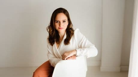 Montse Cazcarra, psicóloga: “Cuando te alejas de alguien a quien quieres, conectas con la tristeza de la pérdida, entras en guerra contigo mismo y experimentas confusión por la contradicción que supone”
