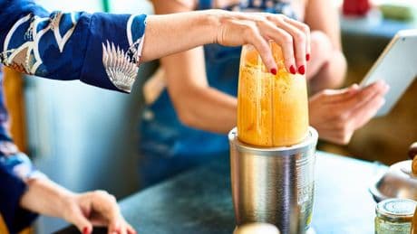 Nur noch 20 Euro: Beliebten Standmixer für Smoothies gibt's heute zum halben Preis