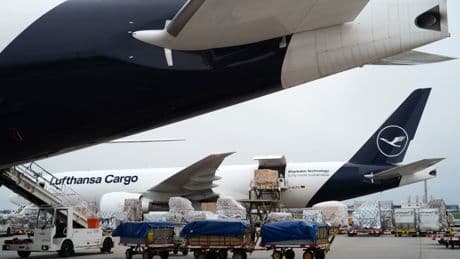 Paketmassen aus Asien fliegen an der deutschen Luftfracht vorbei