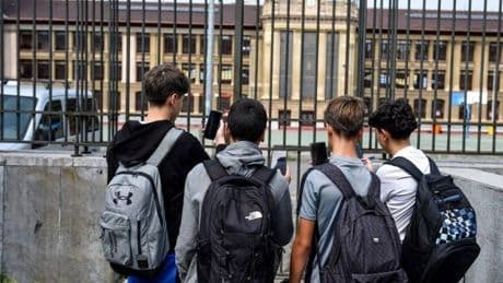 Un estudio constata el interés por alargar la edad de los niños vascos para tener móvil