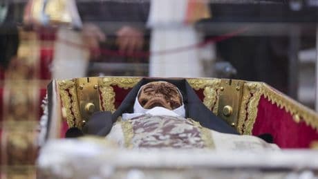 El cuerpo de Santa Teresa de Jesús se expone al público en Alba de Tormes 111 años después