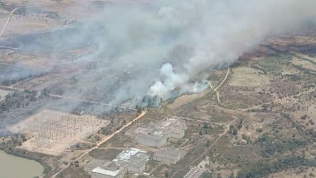 El incendio de Valdecaballeros obliga a evacuar a 440 personas de un camping y de Cíjara