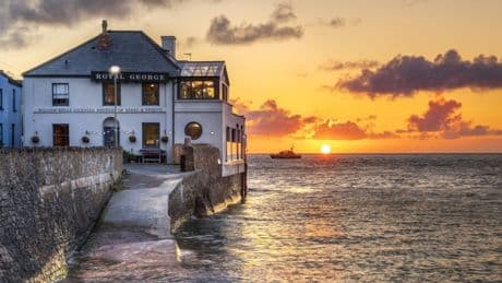 30 charming British waterside pubs, from Cornwall to the Scottish Highlands