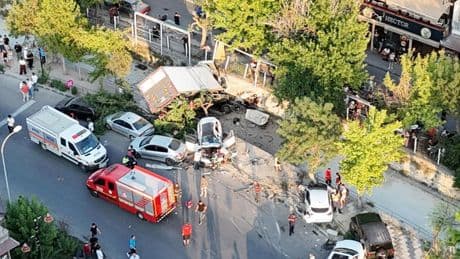 Nevşehir'de yürekleri ağza getiren kaza! Kamyon 10 araca çarpıp, kanala düştü