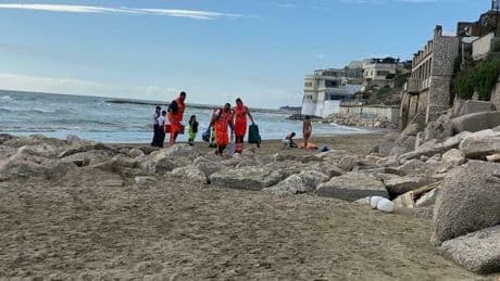 Bambina di 4 anni muore annegata in mare, era in vacanza con i genitori: il corpicino della piccola riportato a riva dai bagnanti