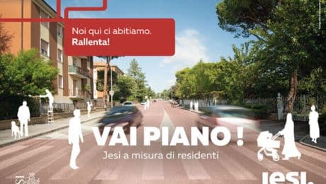 La Lega vede donne col burqa ovunque: “Campagna stradale pro-Islam”. Ma il sindaco di Jesi: “Sono capelli lunghi”