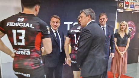 Finale Top 14 : en images, le protocole inédit avec Emmanuel Macron qui salue les joueurs à la sortie des vestiaires