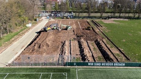 Trainingsplatz-Umbau - Hubschrauber-Einsatz für Werder-Bubis